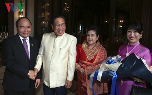 Thủ tướng Nguyễn Xuân Phúc gặp nguyên Tổng Bí thư, Chủ tịch Lào và nguyên Thủ tướng Chính phủ Lào - ảnh 1